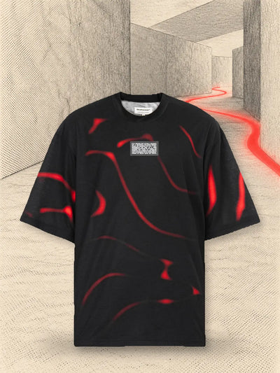 La t-shirt nera Tide in un corridoio di carta chiara, con un filo di carta rossa che passa nell'aria.