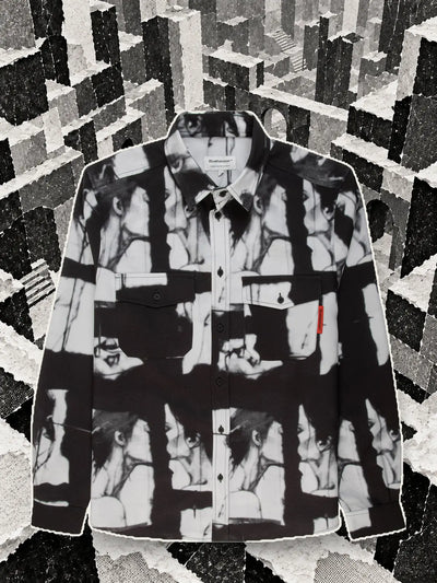 La camicia a maniche lunghe nera e bianca Unkiss, con un bordo di carta chiara, in un labirinto di cubi di carta bianca e nera.