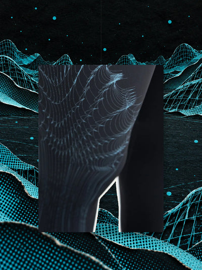 Un pezzo della gamba dei leggings neri UV Wired, con la rete azzurra stampata, appeso a un filo fra onde di rete di carta azzurra nel buio.
