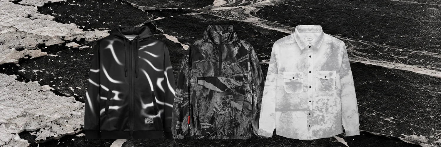 Der Tidegrey-Hoodie, der Insectide-Vision-Anorak und das Grey-Noise-Hemd in einer Reihe auf dem schwarzen Eis eines Sees bei Nacht.