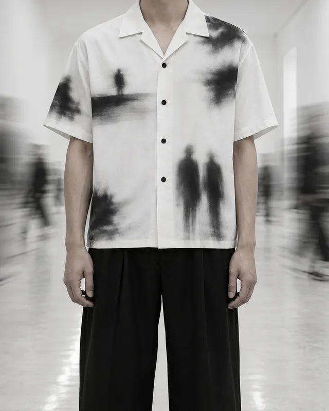 Una persona inventata, tagliata al collo, in un corridoio bianco con una camicia quasi tutta bianca, e figure sfocate che passano.