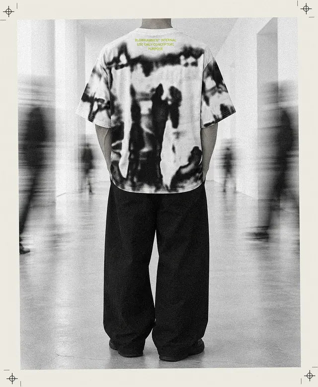 Una persona inventata di spalle con la Rift T-Shirt e una scritta verde lime nel posto sbagliato.